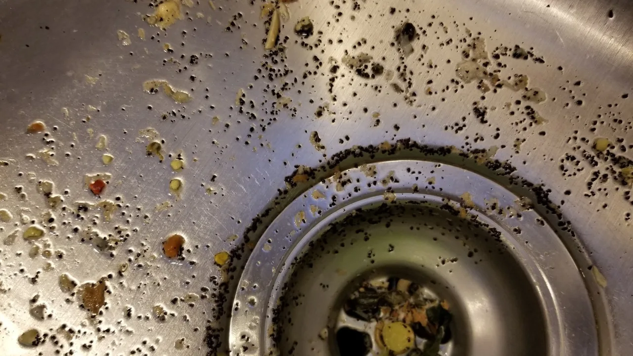 Dos cucharaditas de bicarbonato, un chorro de naranja y adiós al olor.