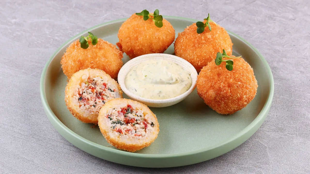 Croquetas de atún rebozadas en panko, doradas sin sartén de aceite.