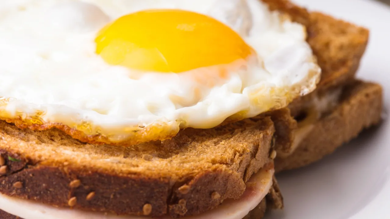 Pan, jamón, queso y un huevo: el sándwich que cruzó los Pirineos.