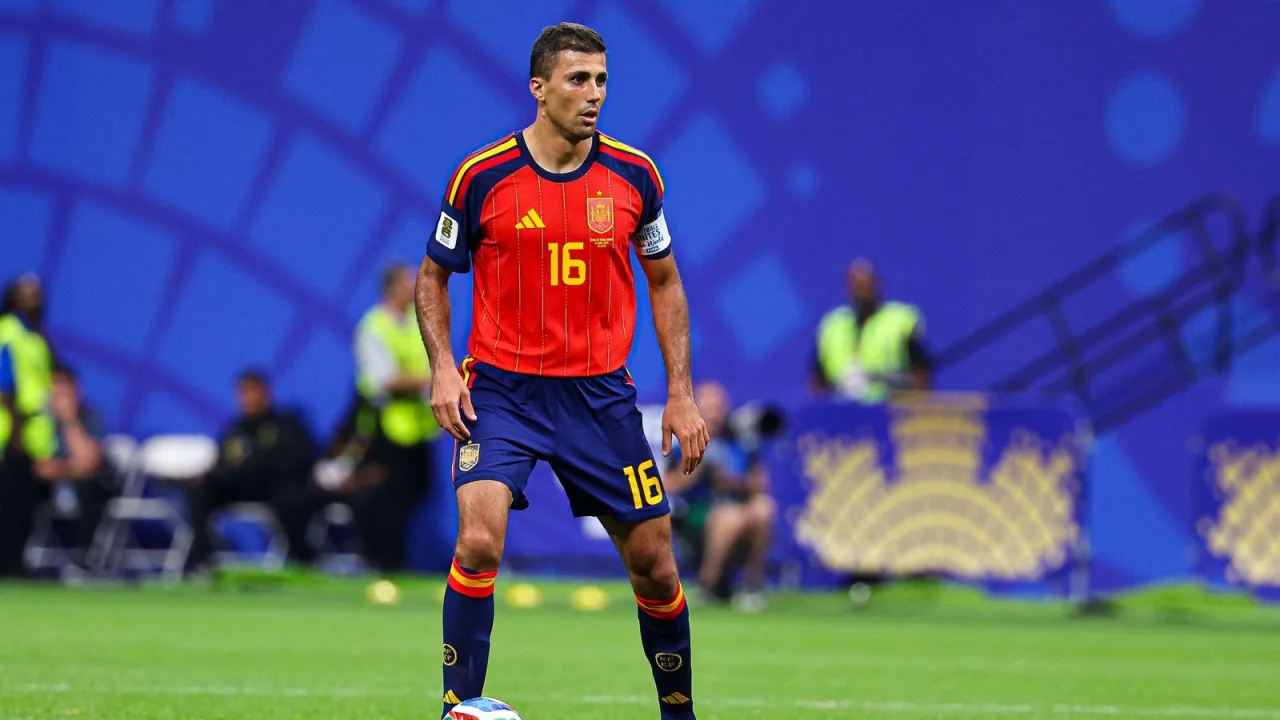 Rodrigo Hernández, con la selección: el campeón del mundo pidió ayuda a una patrulla de madrugada.