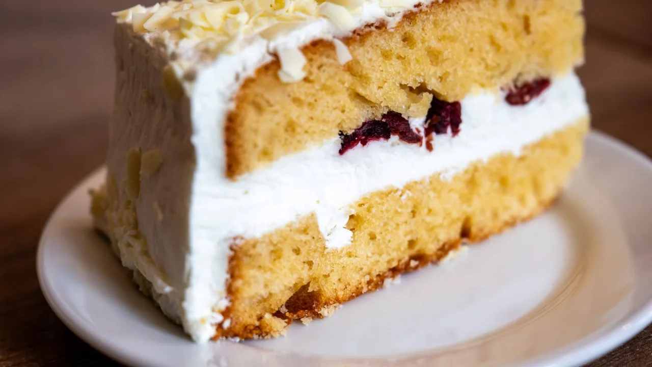 Capas y crema: la tarta que se hace sola en la nevera.