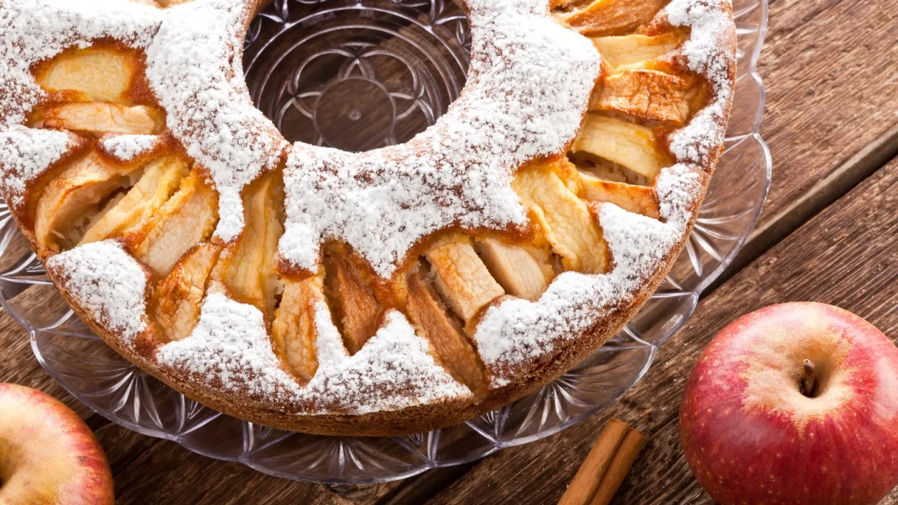 Bizcocho de manzana recién horneado, con su costra dorada.