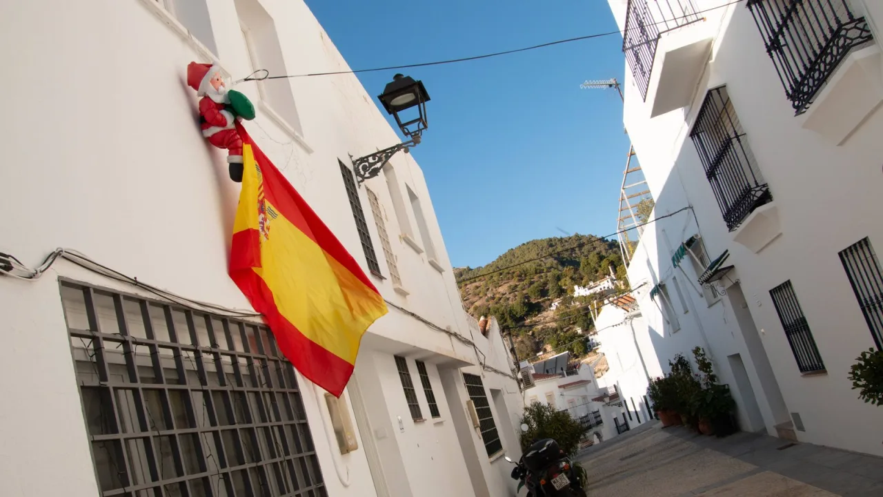 La rojigualda en el balcón: patriotismo con letra pequeña.