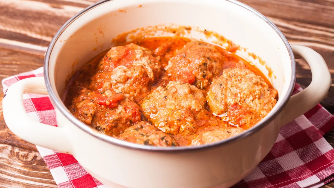 Albóndigas al horno en salsa de tomate y nata, sin freír ni una.