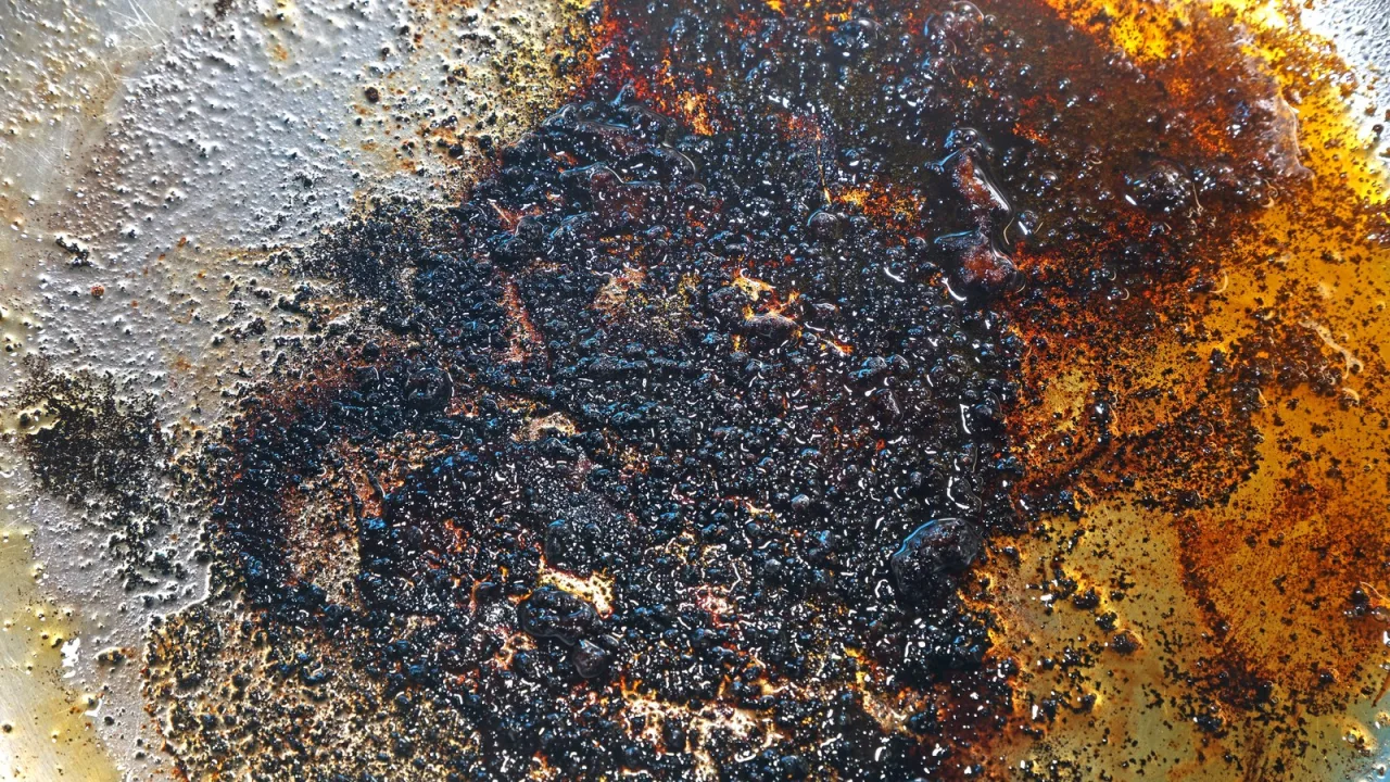 La bandeja del horno: la superficie más castigada de toda la cocina.