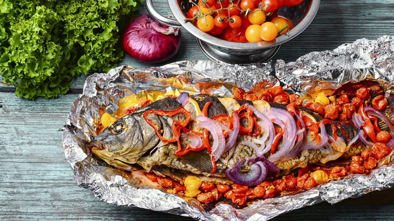 Pescado al horno con verduras: cena completa en una sola bandeja.