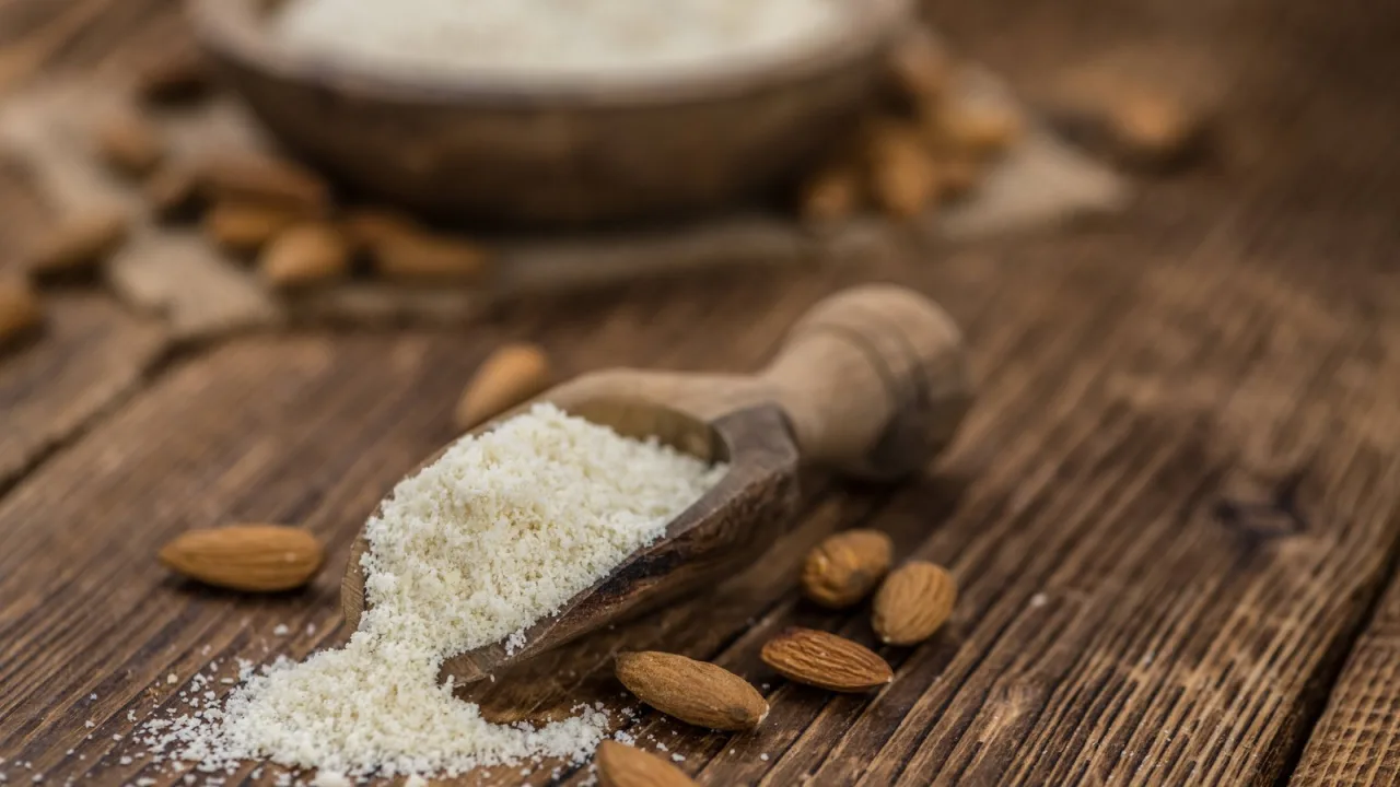 Almendra molida y azúcar: la base del mazapán de los huesos de santo.
