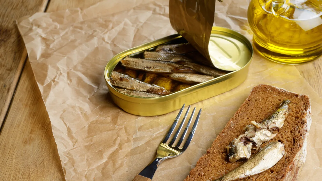 Una lata de sardinas y pan: la despensa española en su versión más digna.