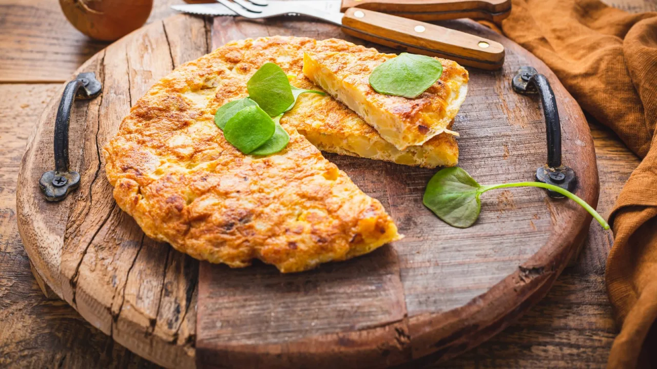 Tortilla de patatas jugosa por dentro y dorada por fuera.