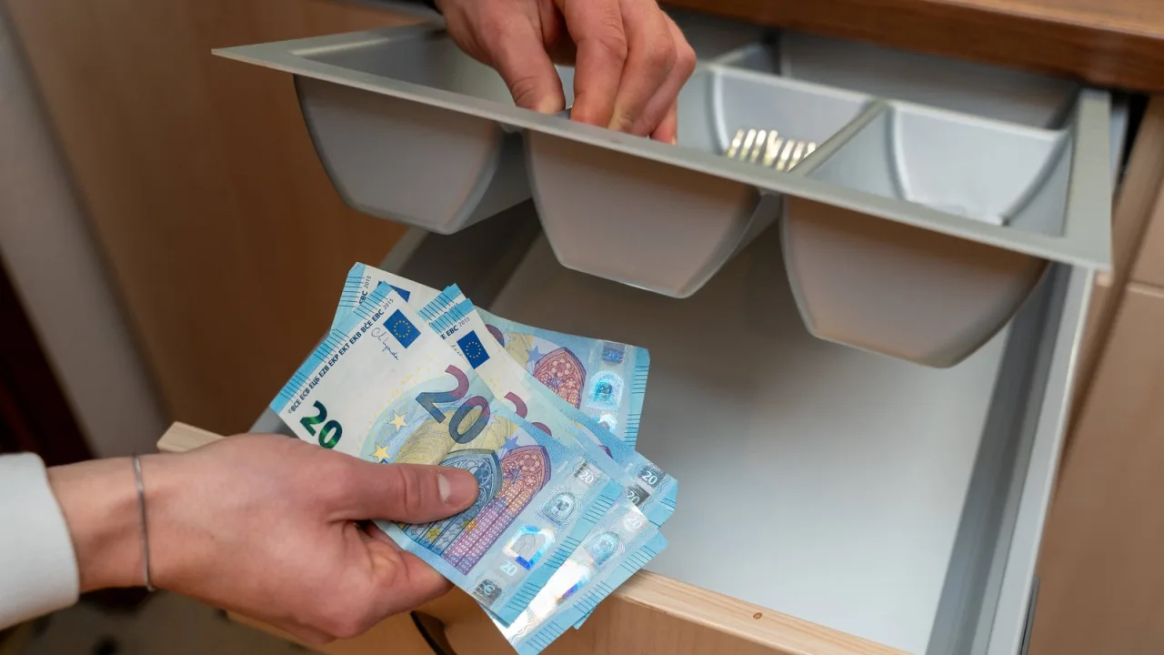 El rollo de la cocina tiene una doble vida: guardaespaldas de billetes.