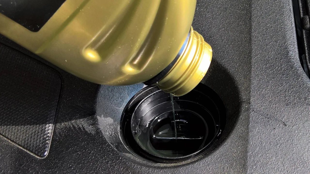 El color del aceite usado asusta más de lo que informa.