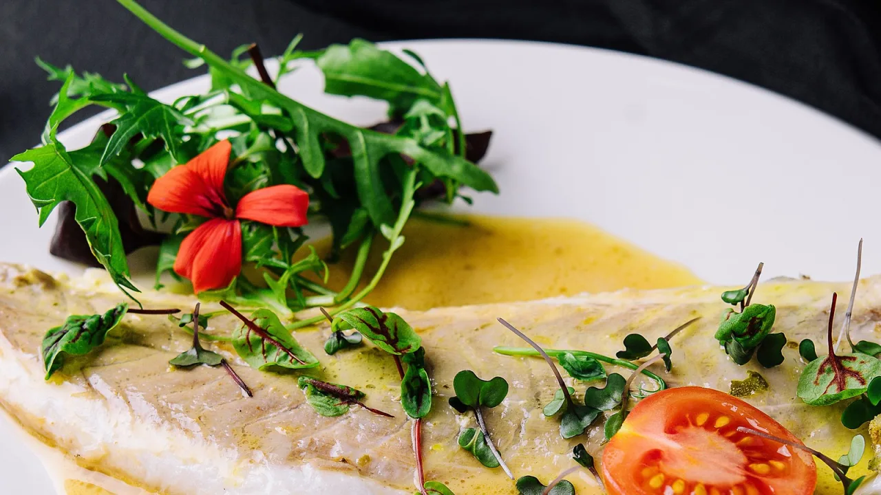 Una sartén, tres verduras y pescado blanco: el truco de paz familiar.