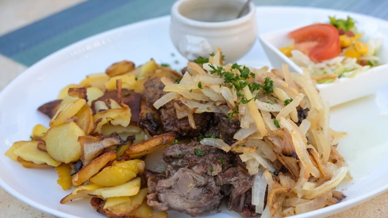 Hígado con cebolla y patatas: un plato humilde que en Berlín se sirve con manzana.