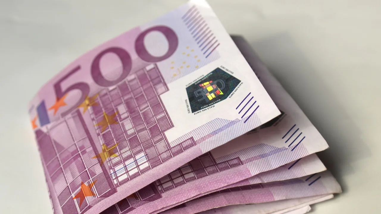 El billete morado: bonito, raro y con línea directa con Hacienda.