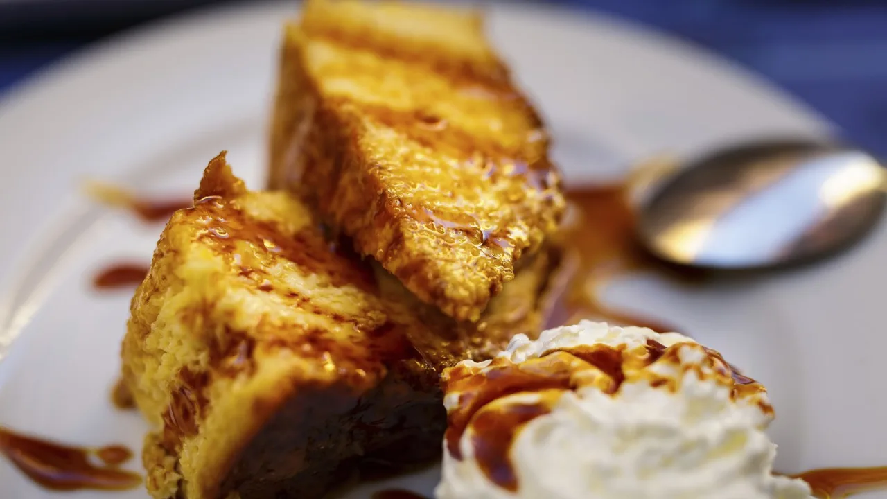 Del pan de ayer al desayuno de hoy: rebanada dorada y un toque de caramelo.