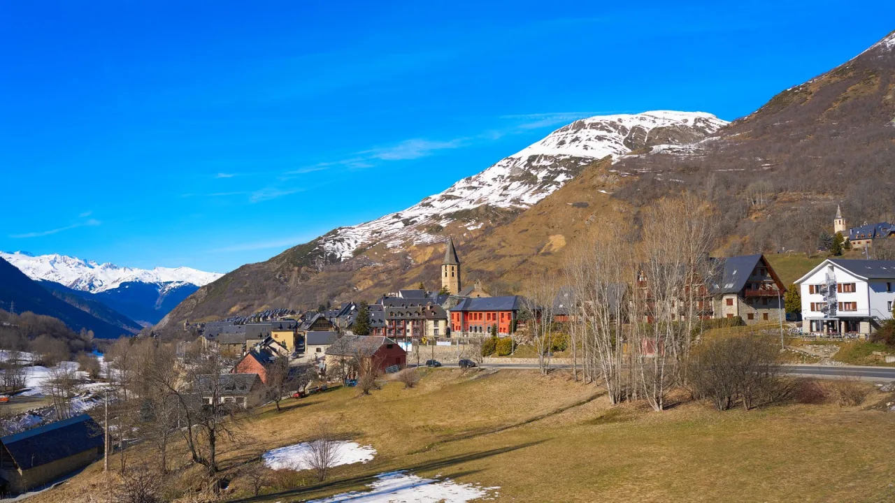 Arenillas: 40 vecinos en invierno, 300 en agosto.