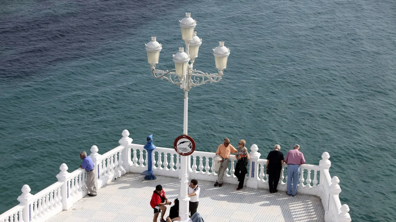 Rascacielos llenos de turistas; camareros buscando habitación.
