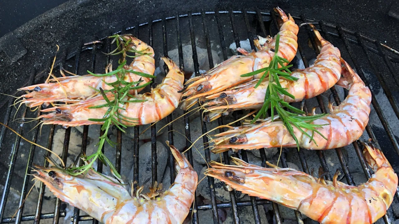 Langostinos, carpa y tres grupos en directo.