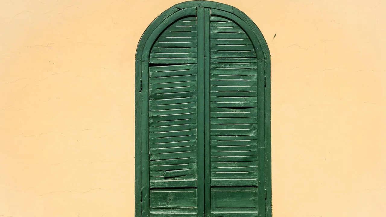 Persianas y contraventanas cerradas: el aislamiento que no gasta luz.