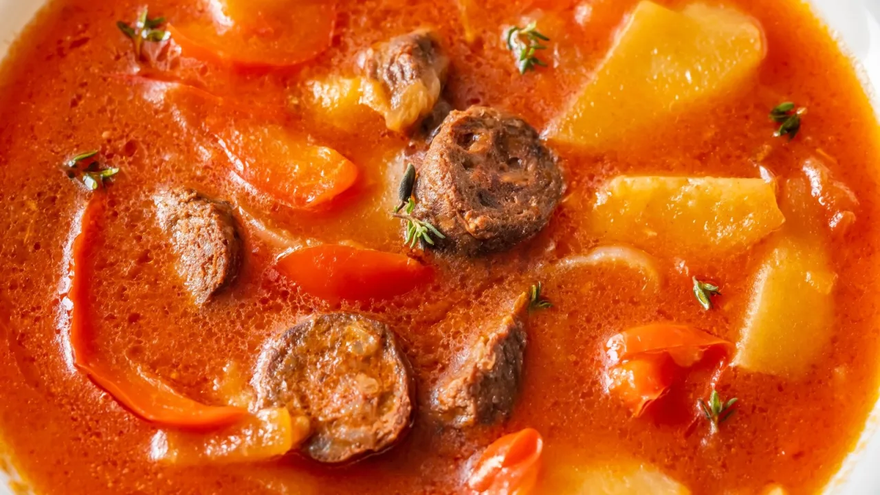 Un guiso de los de cuchara y pan, sin una pastilla de caldo a la vista.