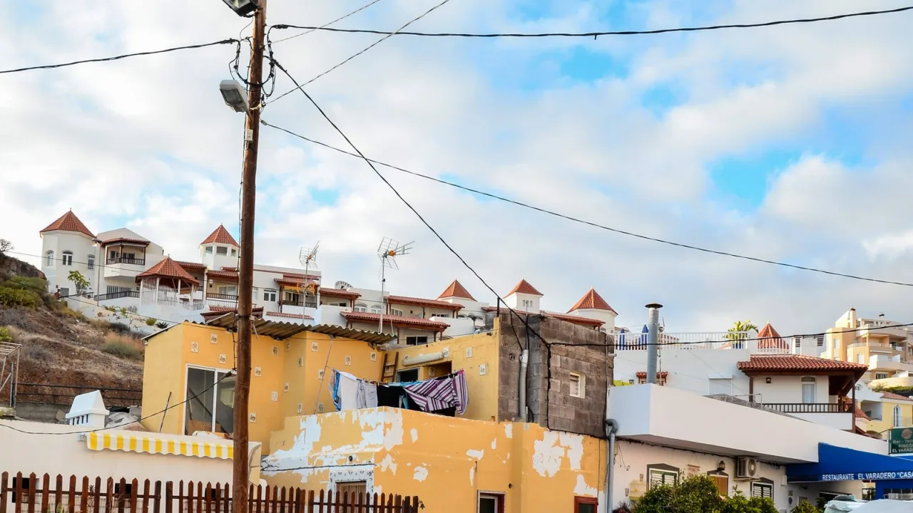 Las Lomas: lujo, silencio y lectores de matrículas.
