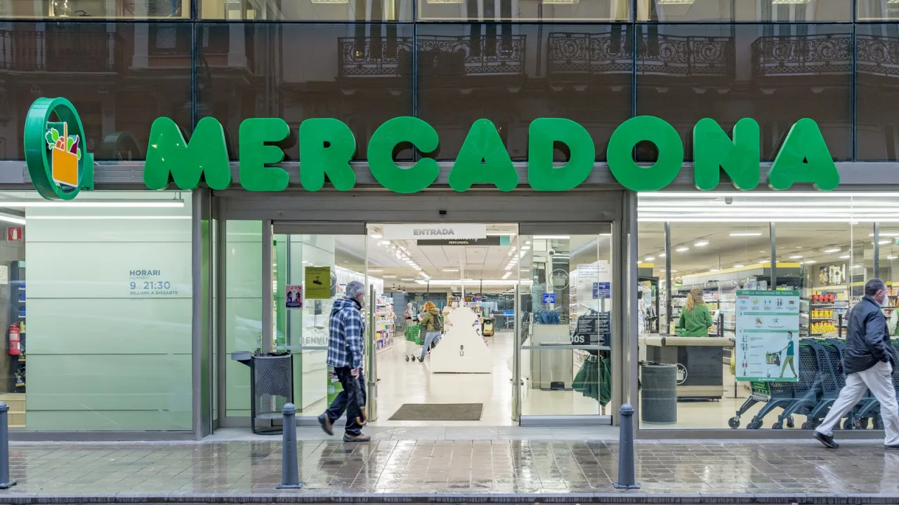 Once supermercados de la cadena no abren este lunes.