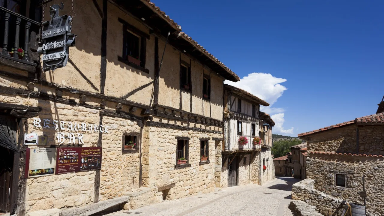 Un pueblo de la España interior: calles vacías y la vida que vuelve.