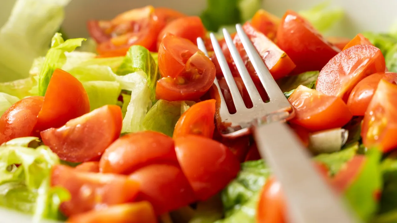 Sal, aceite y unos minutos de paciencia: el aliño de tomate de toda la vida.