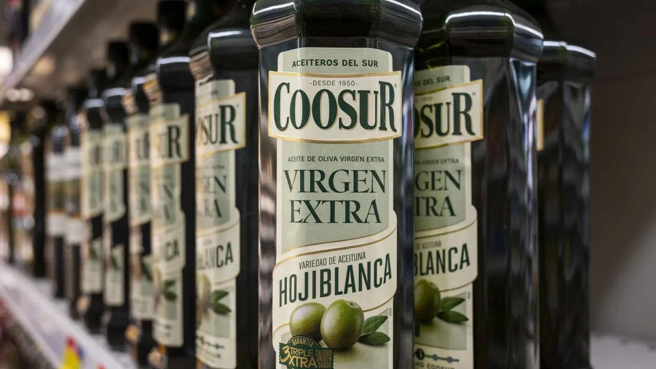 El aceite es español; el comprador, cada vez menos.
