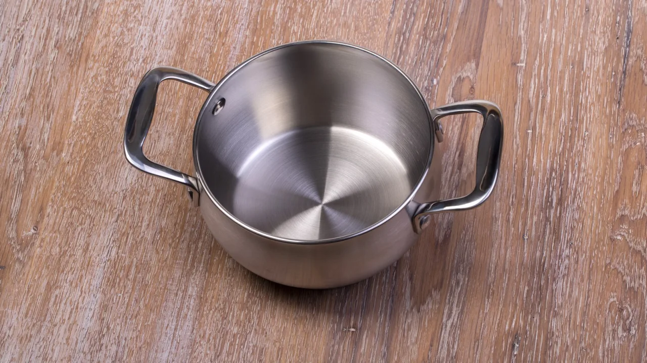 Una olla de acero inoxidable: la candidata ideal para el truco del bicarbonato.