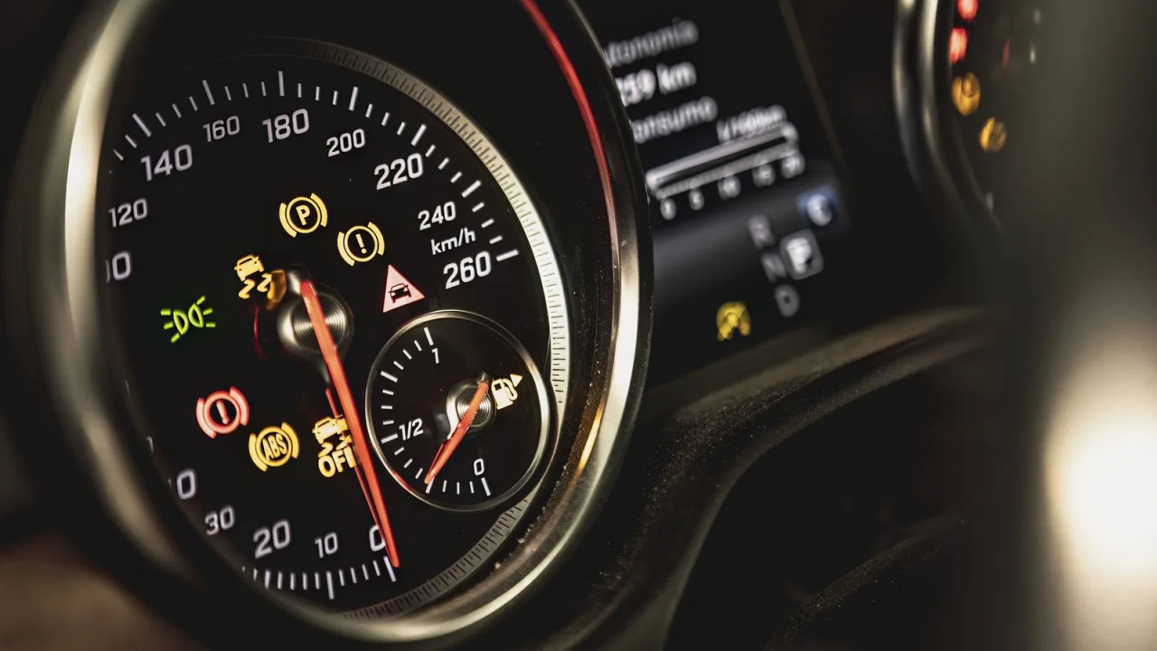 La luz ámbar del motor: la más ignorada del salpicadero.