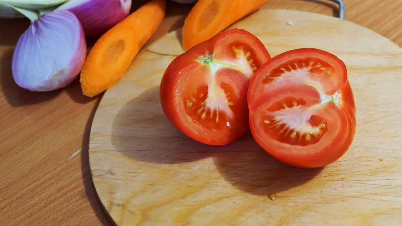 Cebolla, zanahoria y tomate: la base de la salsa donde se cuecen los saquitos.