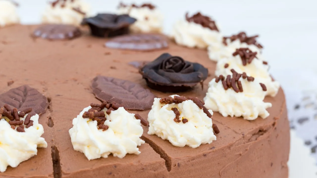 Bizcocho de chocolate con crema: la tarta que se empieza el día antes.