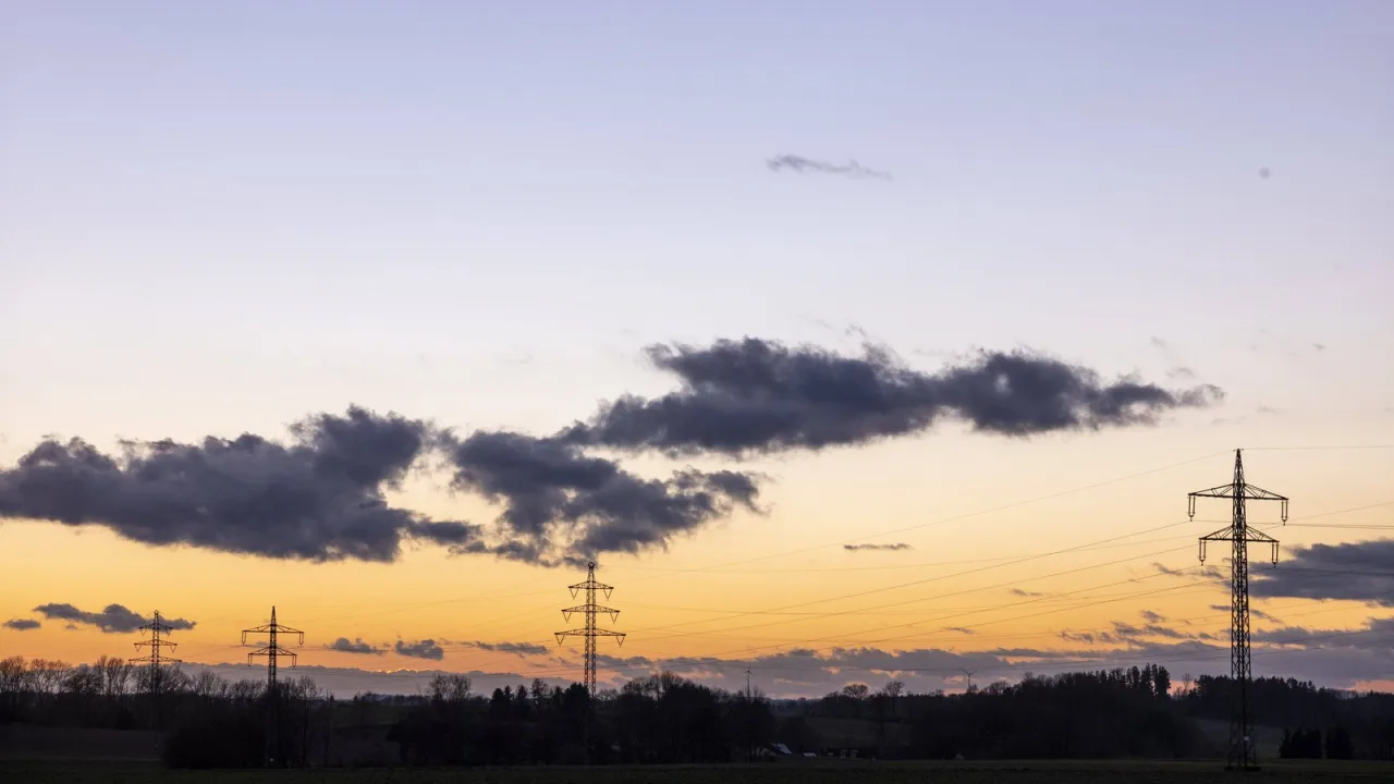 Año y medio después del apagón, el sistema eléctrico sigue en guardia.