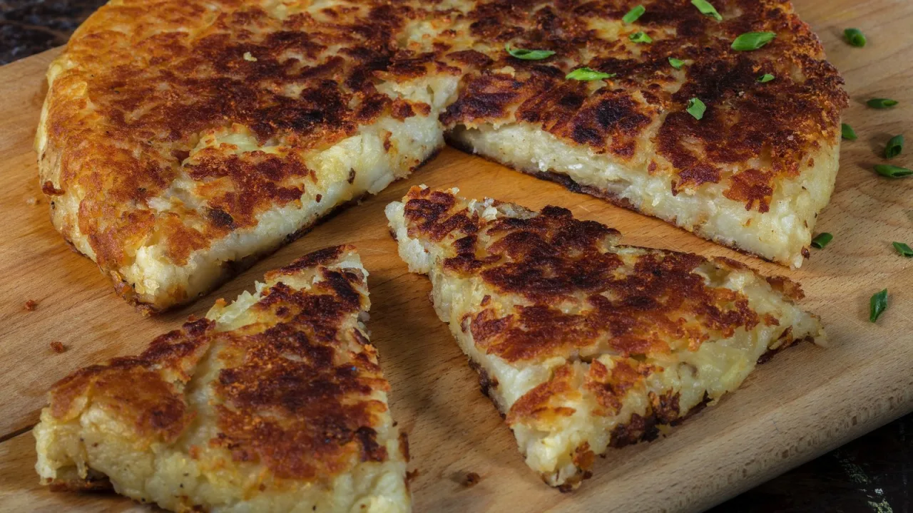 Patata, huevo y queso: la cena que cabe en una sartén.