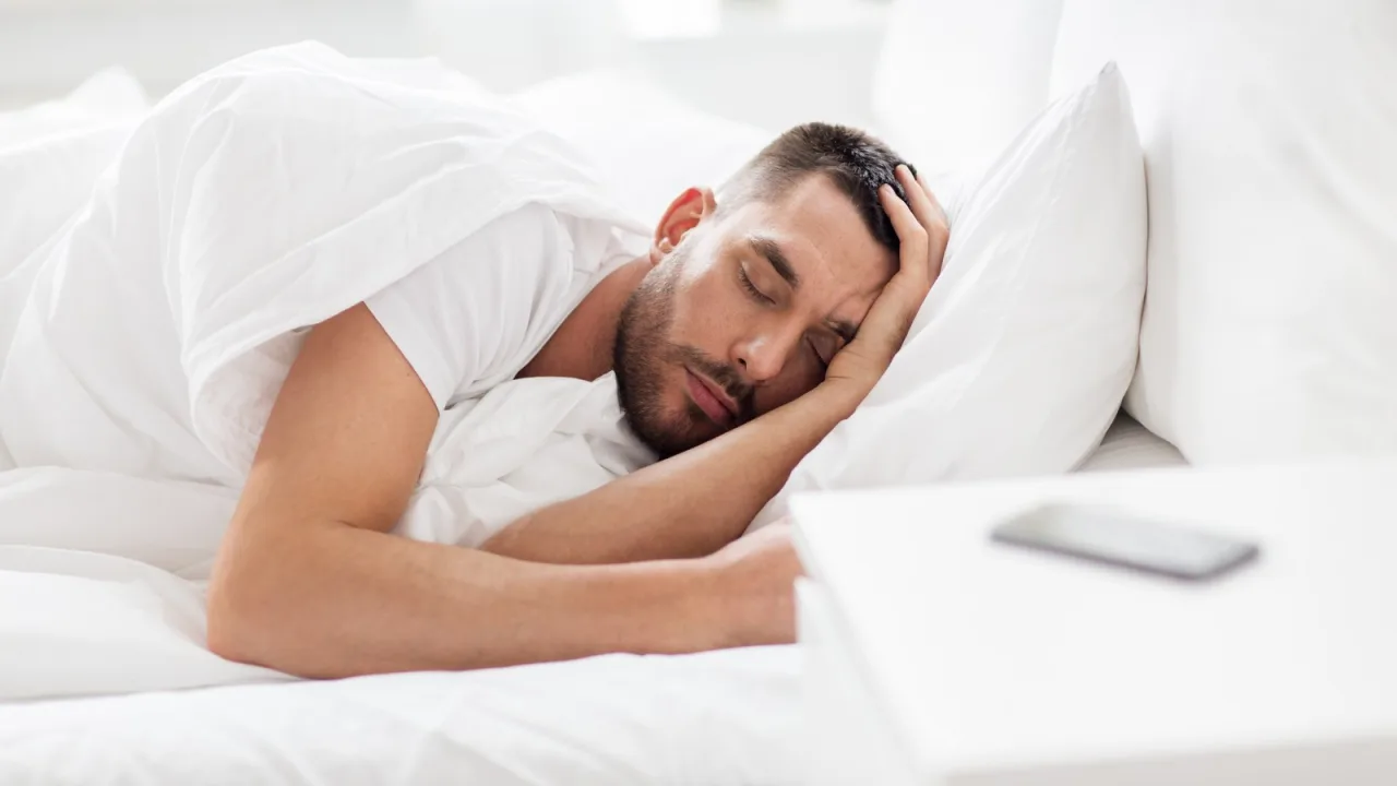 El móvil en la mesilla no está durmiendo.