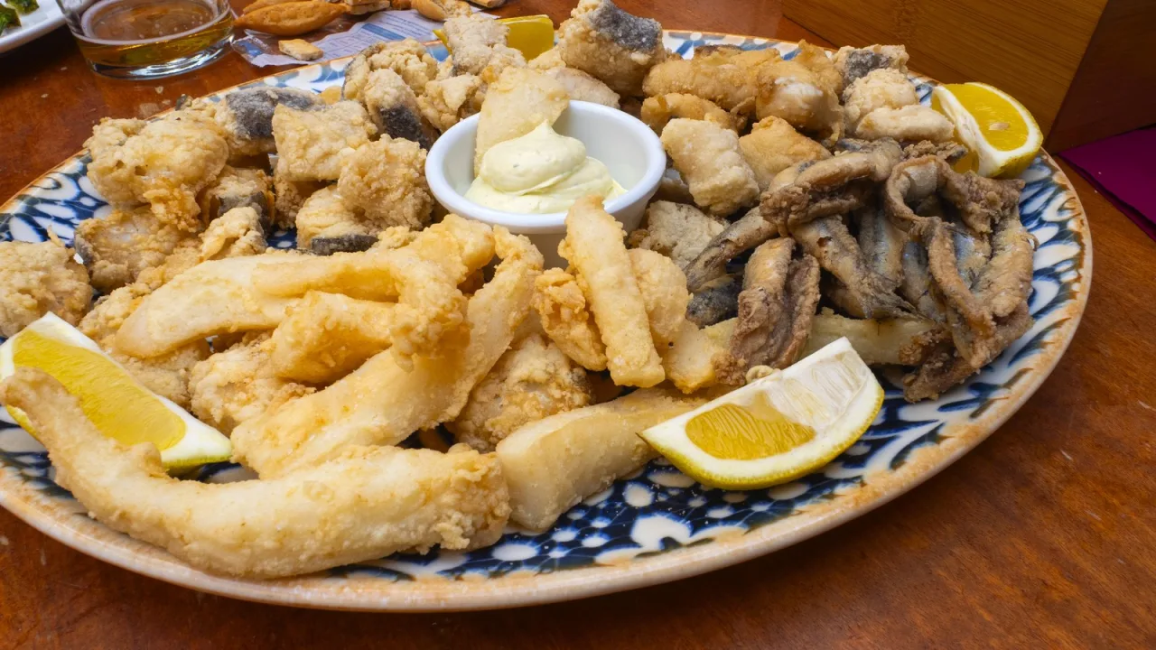 El rebozado ligero de bar de playa se hace con tres ingredientes.