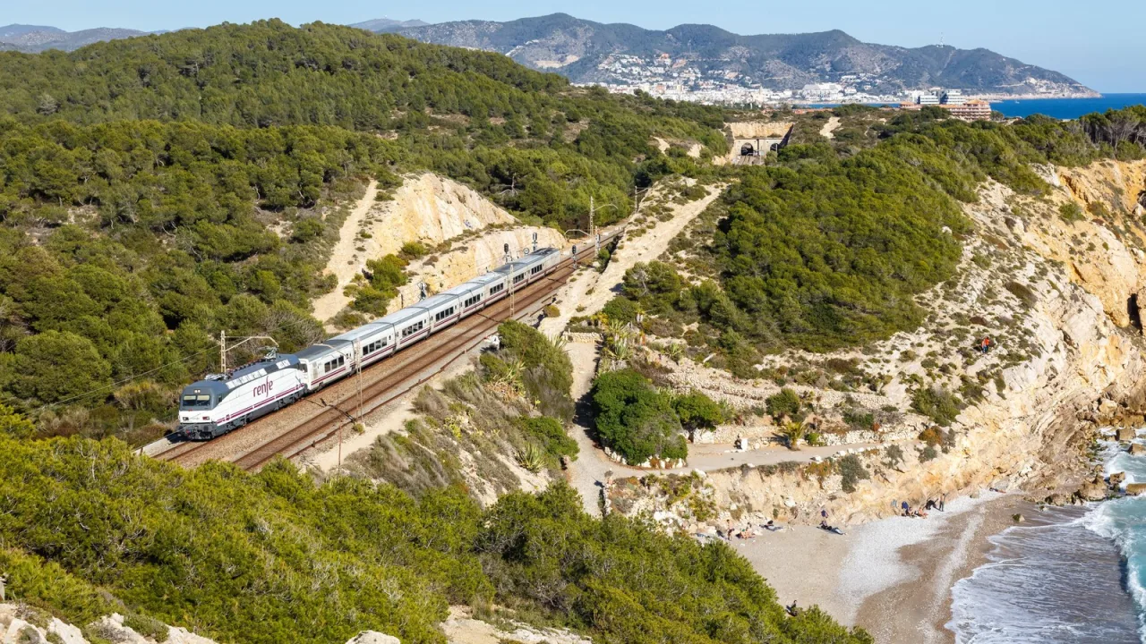 El tren de alta velocidad más usado de España circula con rebaja de velocidad.
