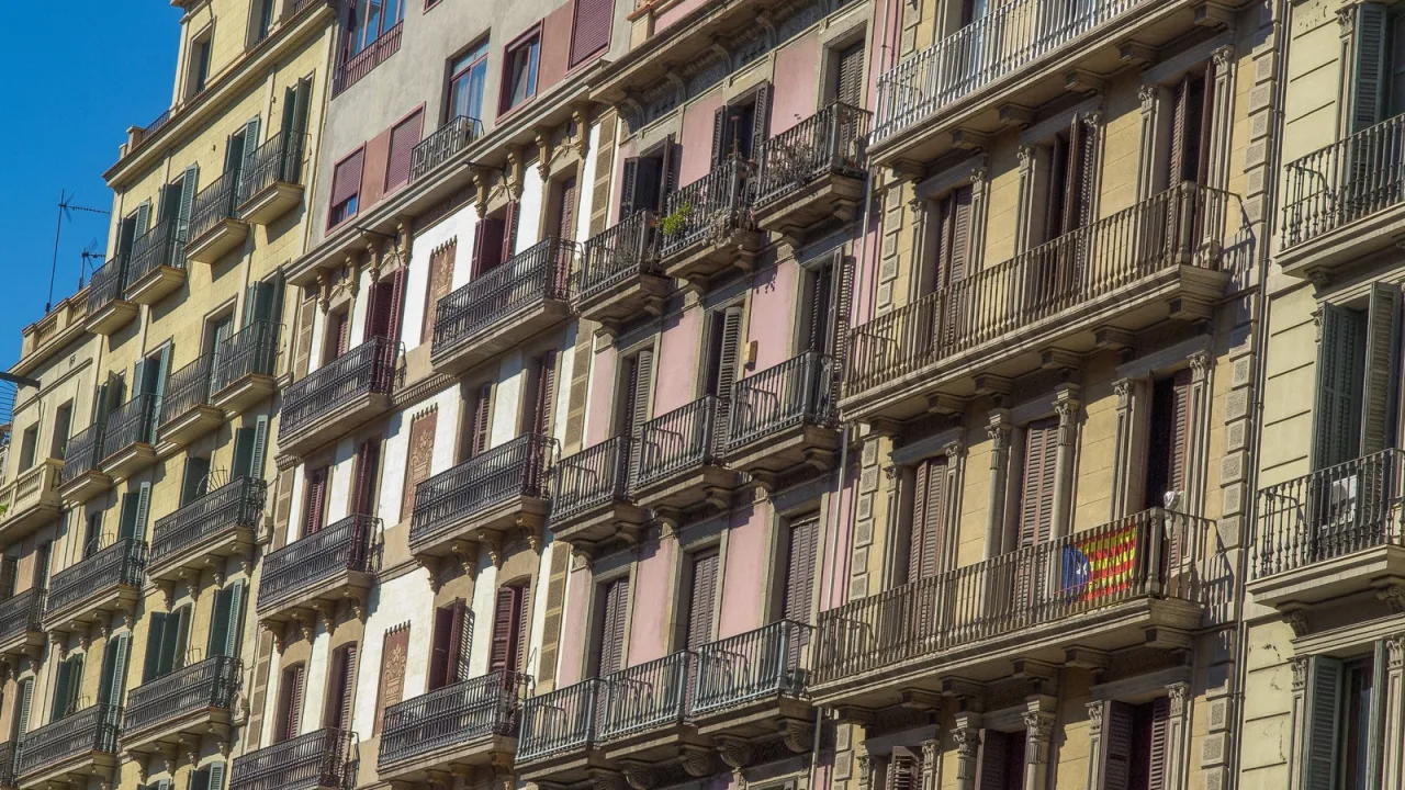 Visitar un piso de alquiler en Barcelona ya es una competición multitudinaria.