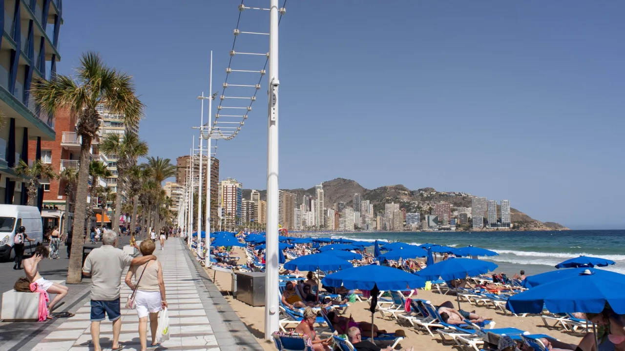 Sombrillas y paseo marítimo lleno: el veranillo aguanta hasta el viernes.