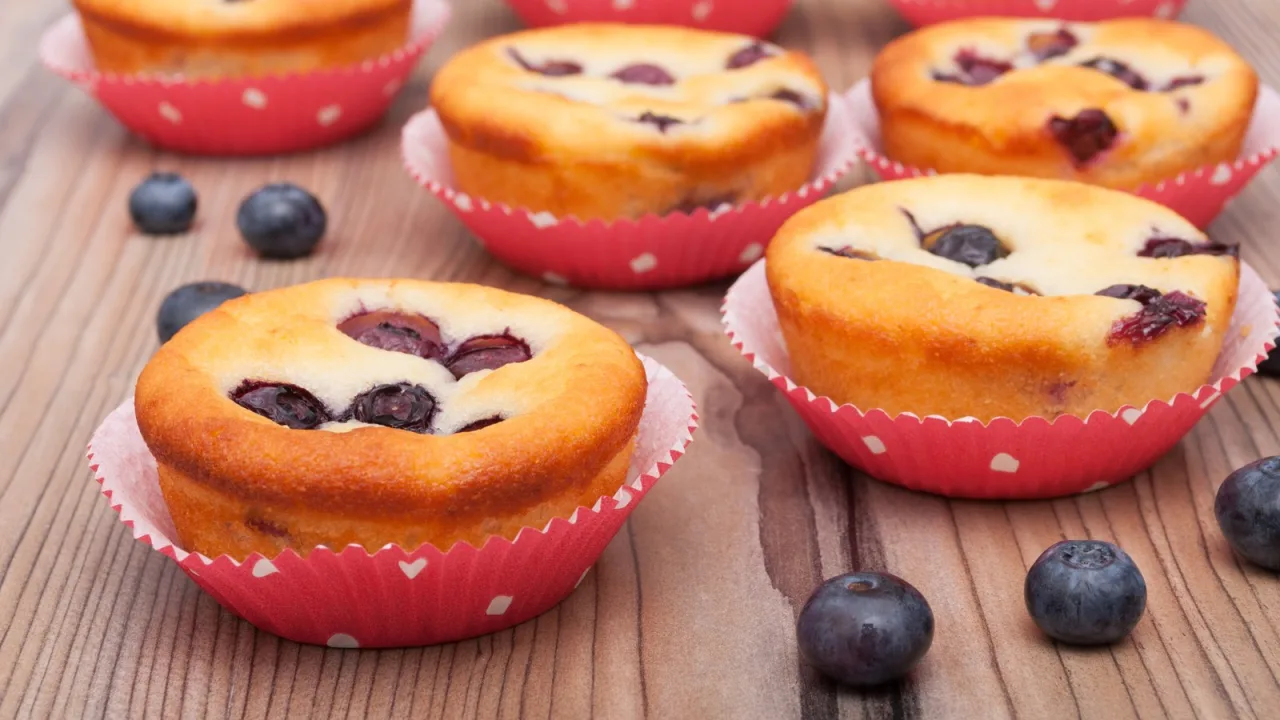 Magdalenas caseras con frutos rojos: seis ingredientes y un bol.