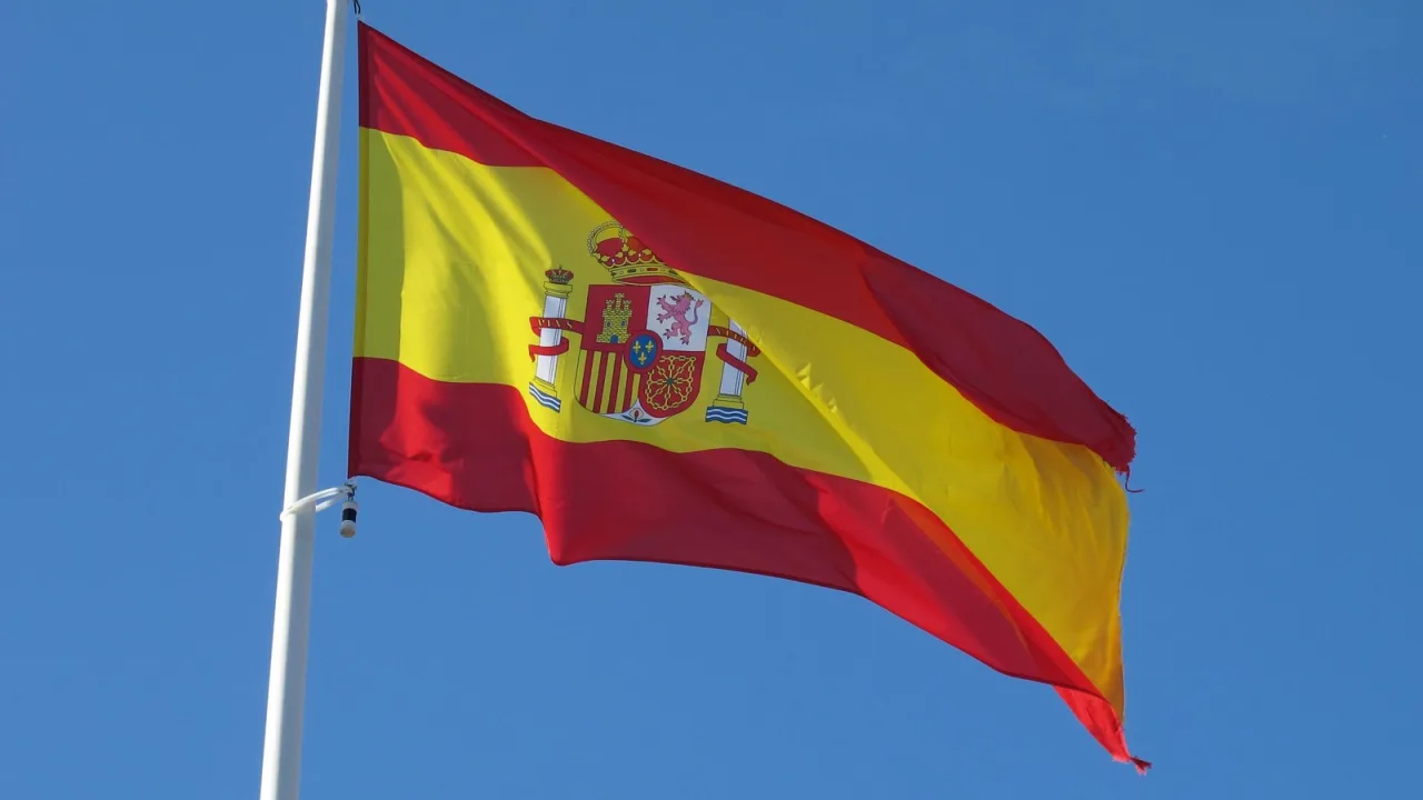Entre la bandera y la comunidad de vecinos, decide la ley.