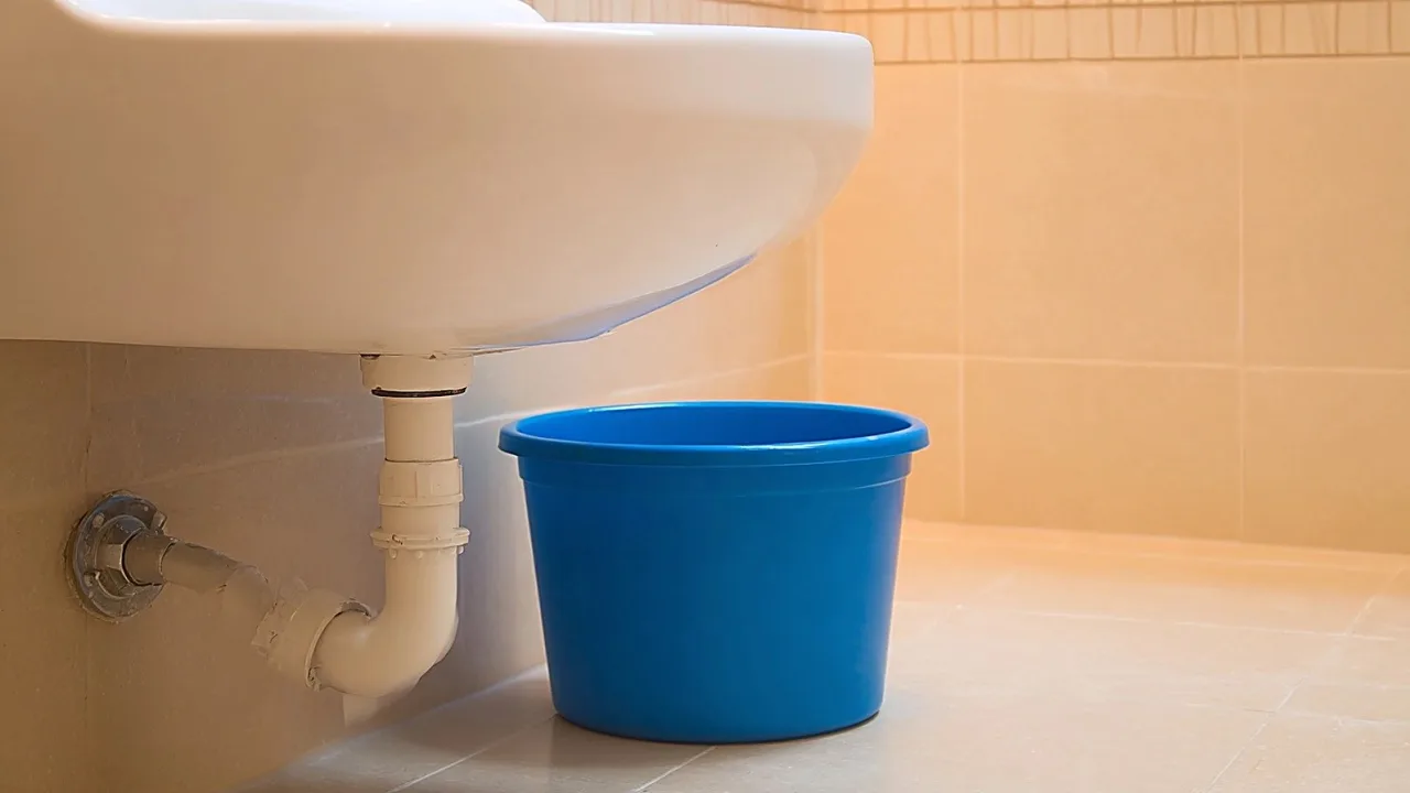 Debajo del lavabo está la pieza que lo soluciona casi todo.