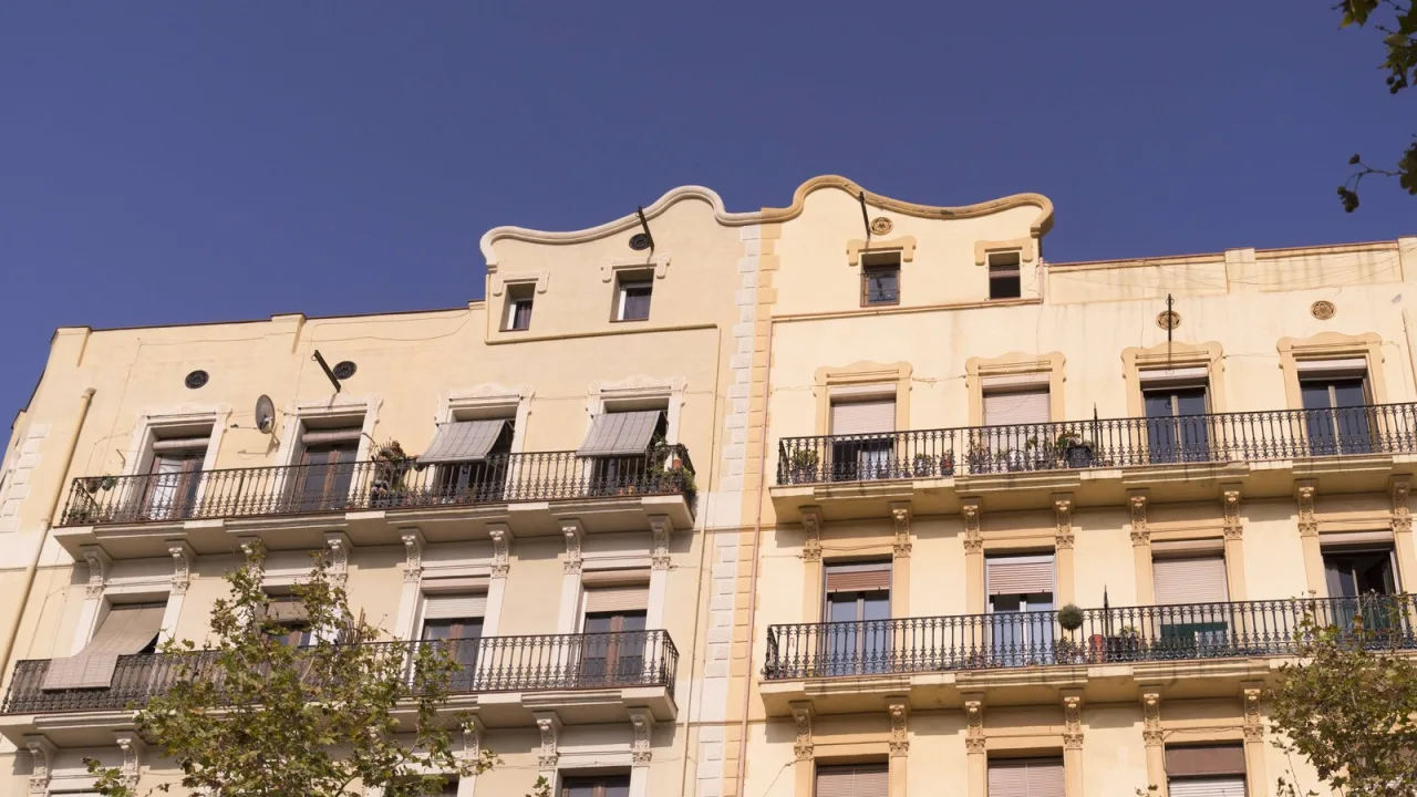 Los carteles de "se alquila" escasean; las colas para verlos, no.