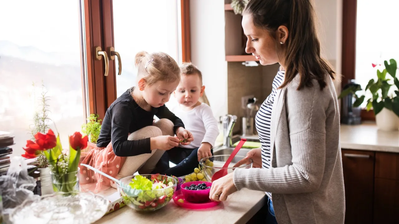 Cocina, lavadora y tele a la vez: la hora punta del consumo en casa.
