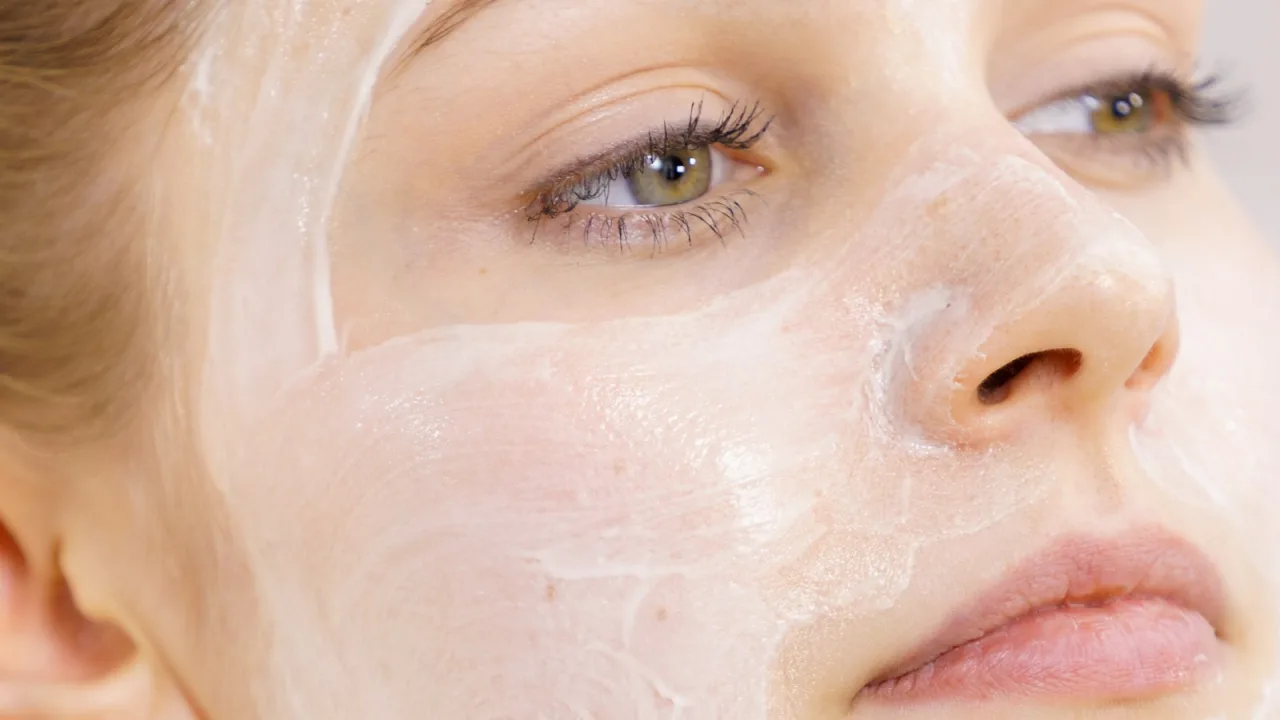 Hidratación y luminosidad: lo que una crema sí puede prometer.