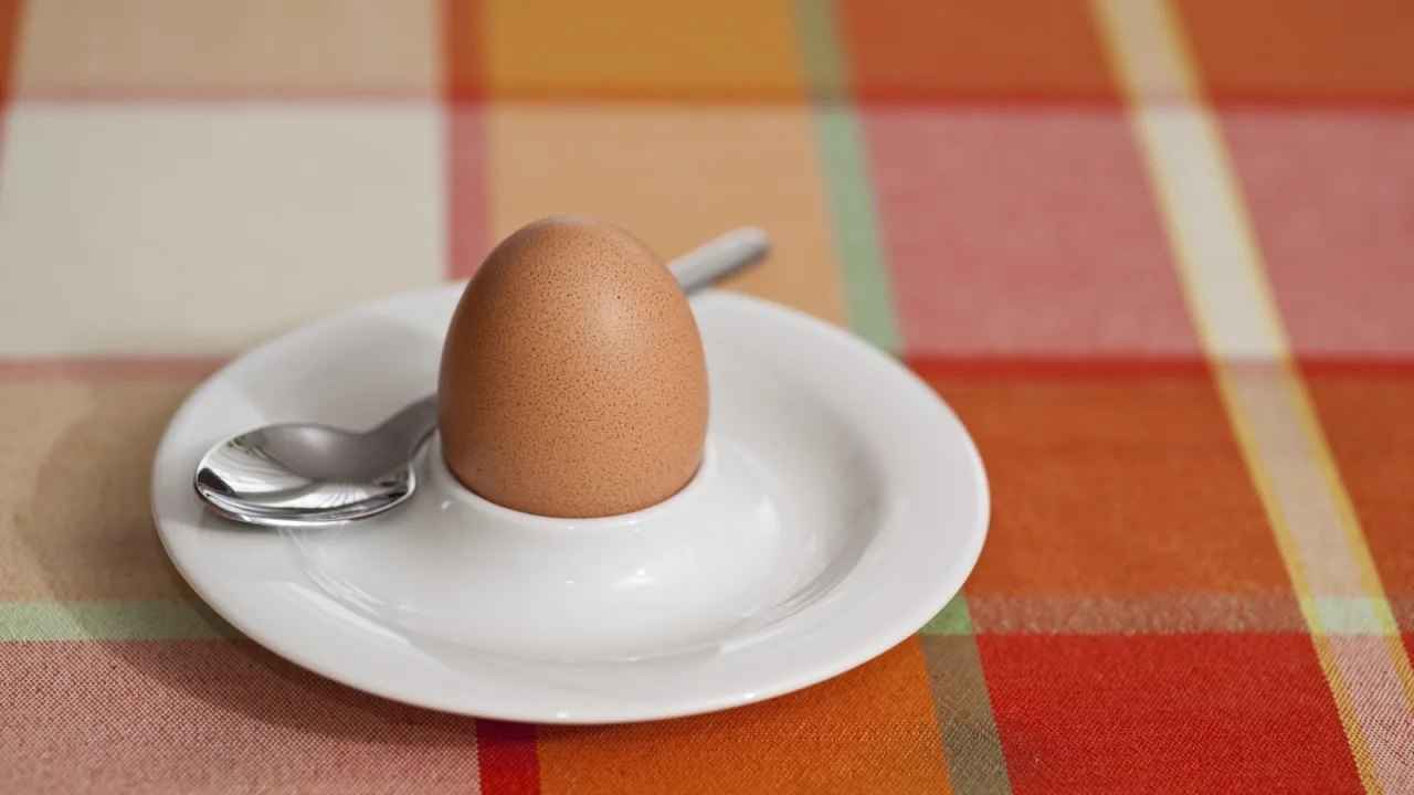 Huevo cocido: proteína completa sin una gota de grasa añadida.
