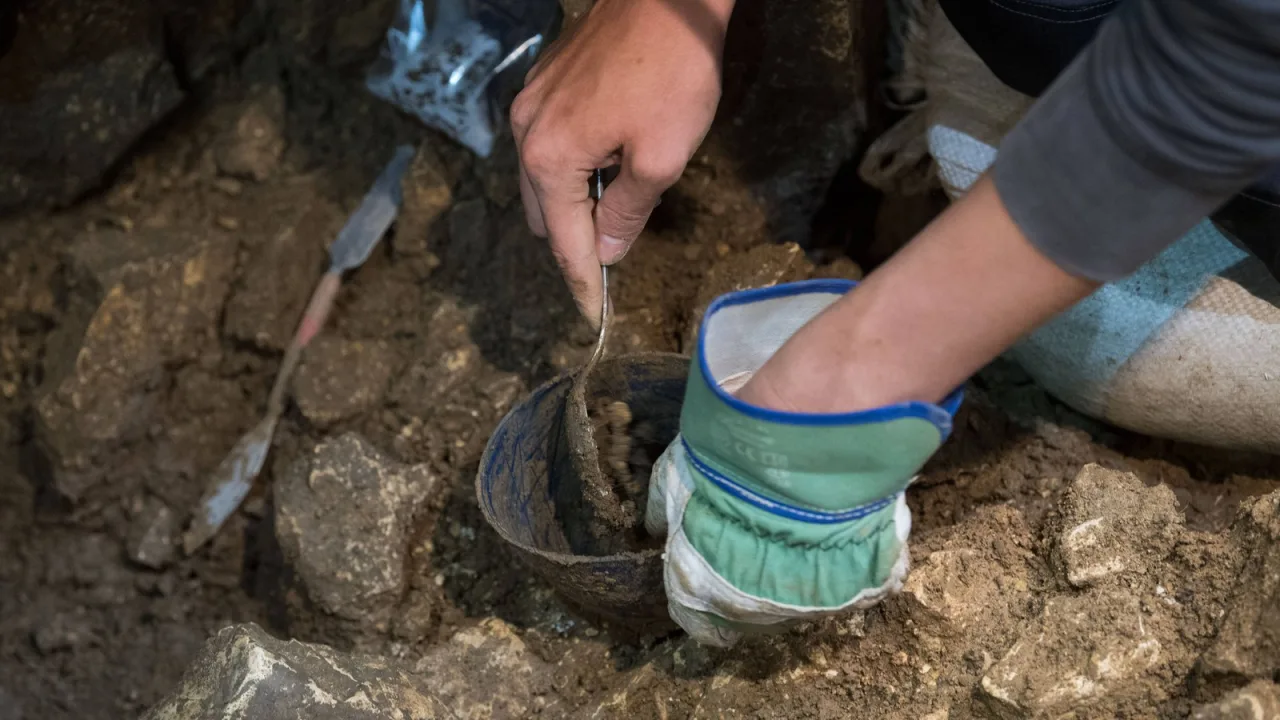 Excavar un suelo intacto: cada objeto se documenta en el punto exacto donde cayó.