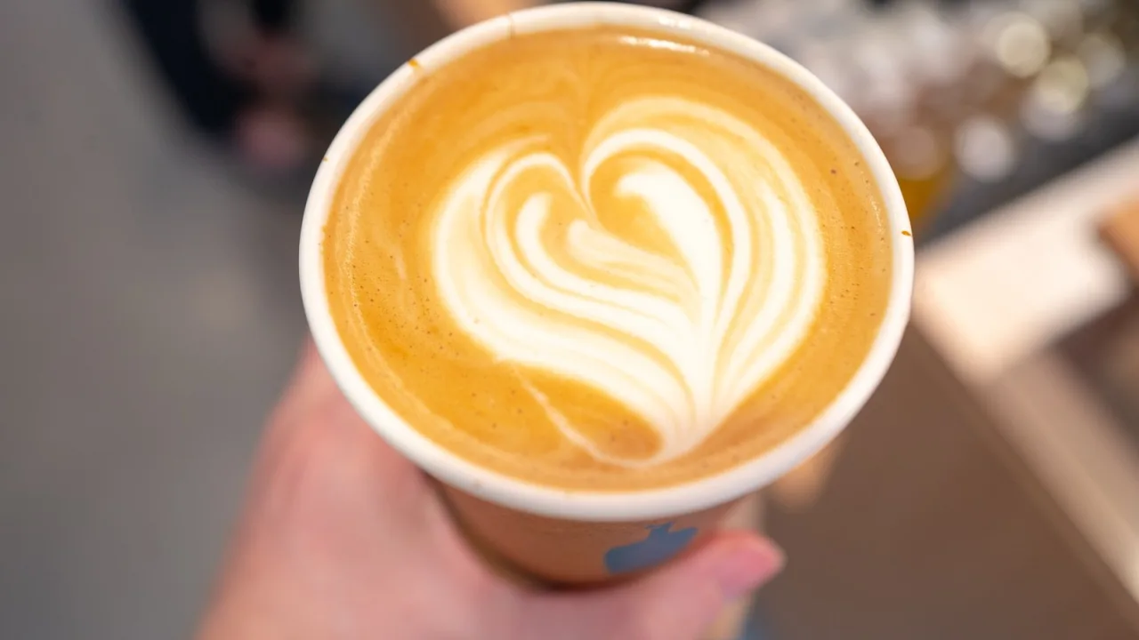 El café trae a la gente y llena la espera; el margen lo ponen las máquinas.