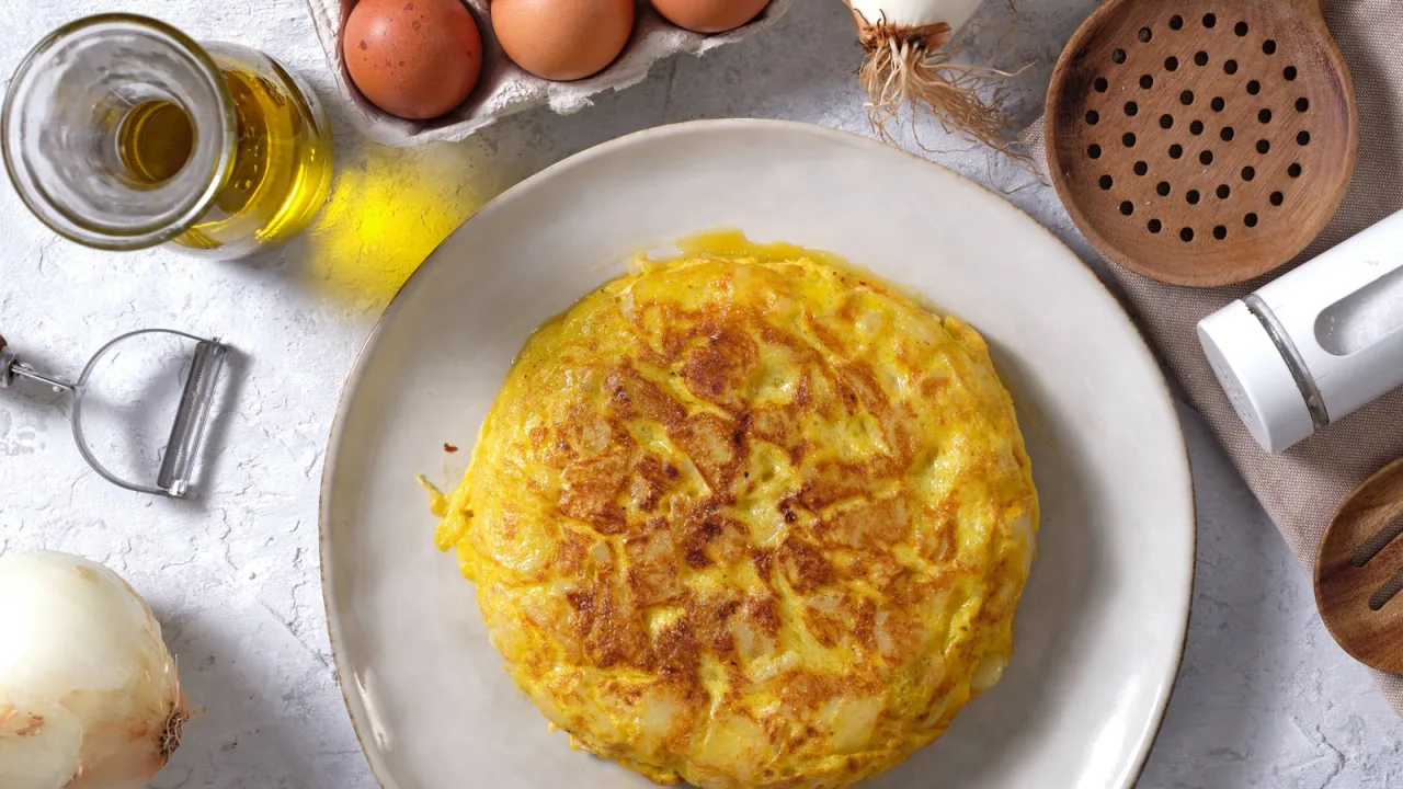 Huevos, patata, cebolla y aceite: la tortilla no pide nada más.
